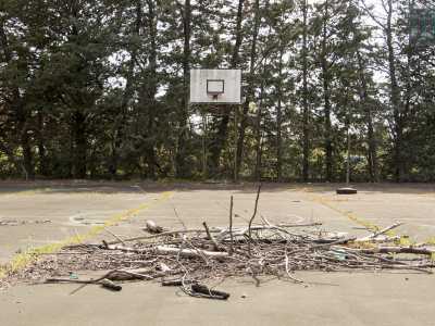 ...e in quello da basket resta lo scheletro arrugginito del canestro